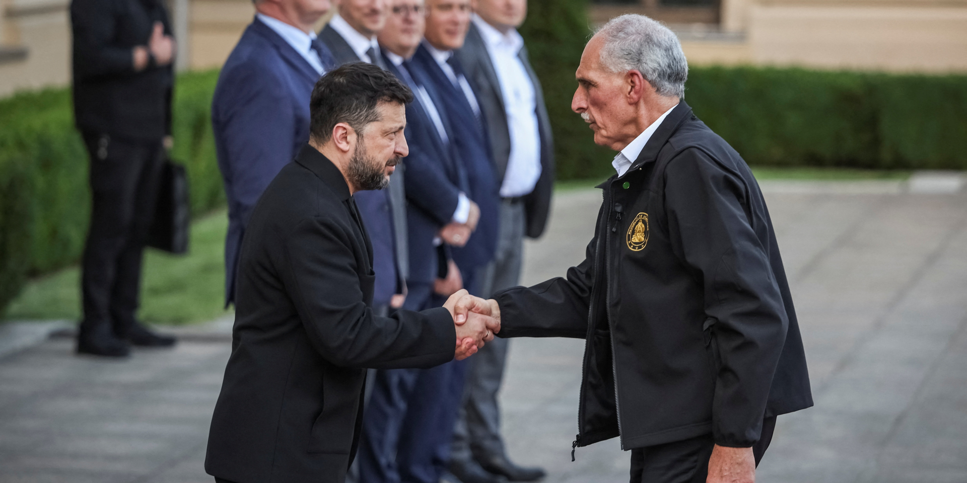 Президент України Володимир Зеленський потискає руку президенту Гондурасу Насрі Асфурі під час його візиту до&nbsp;Києва 19 червня 2026 року (Фото: REUTERS/Alina Smutko)