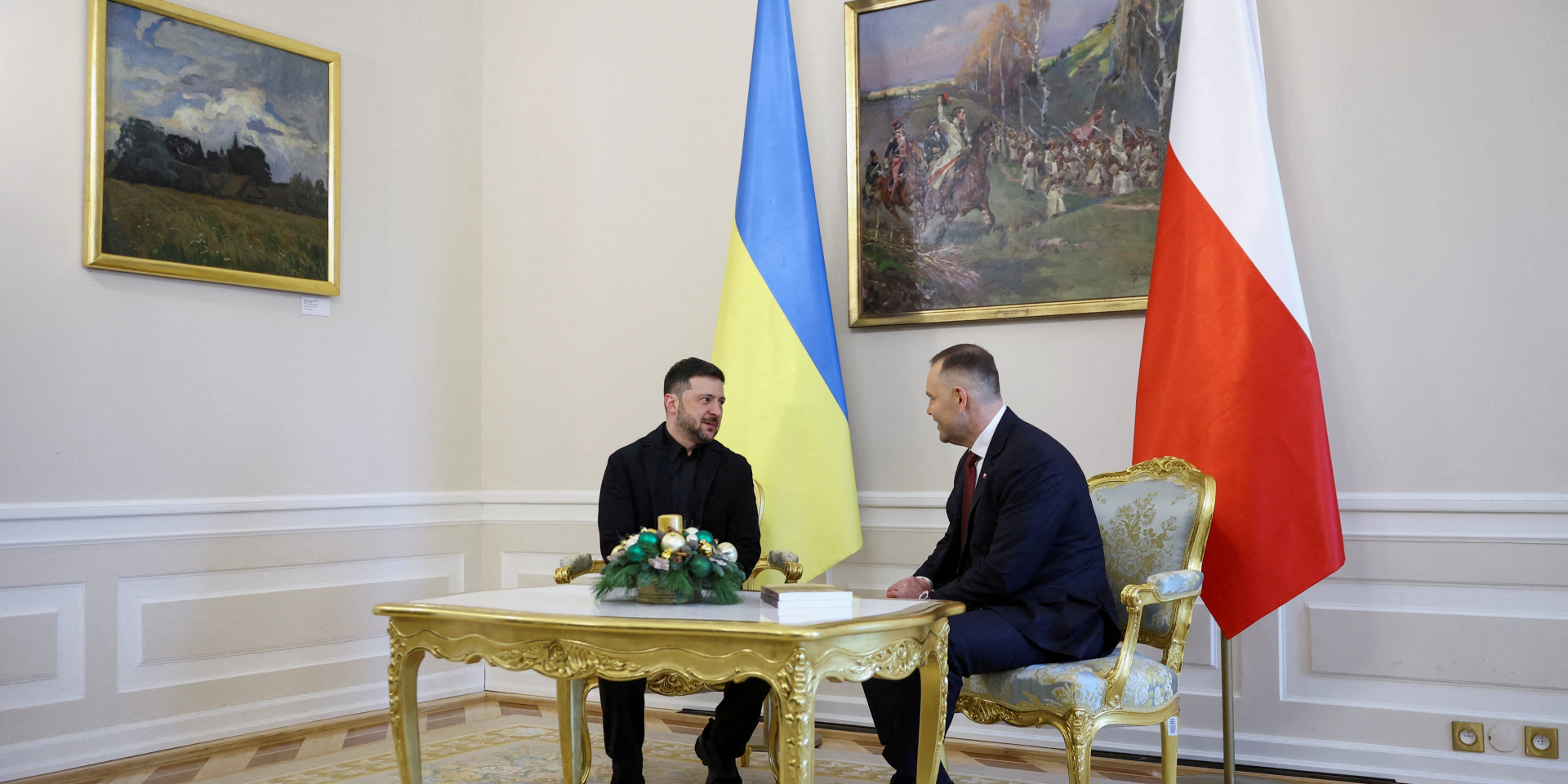 Президент України Володимир Зеленський та&nbsp;президент Польщі Кароль Навроцький у&nbsp;Варшаві, 19 грудня 2025 року (Фото: REUTERS/Kacper Pempel)