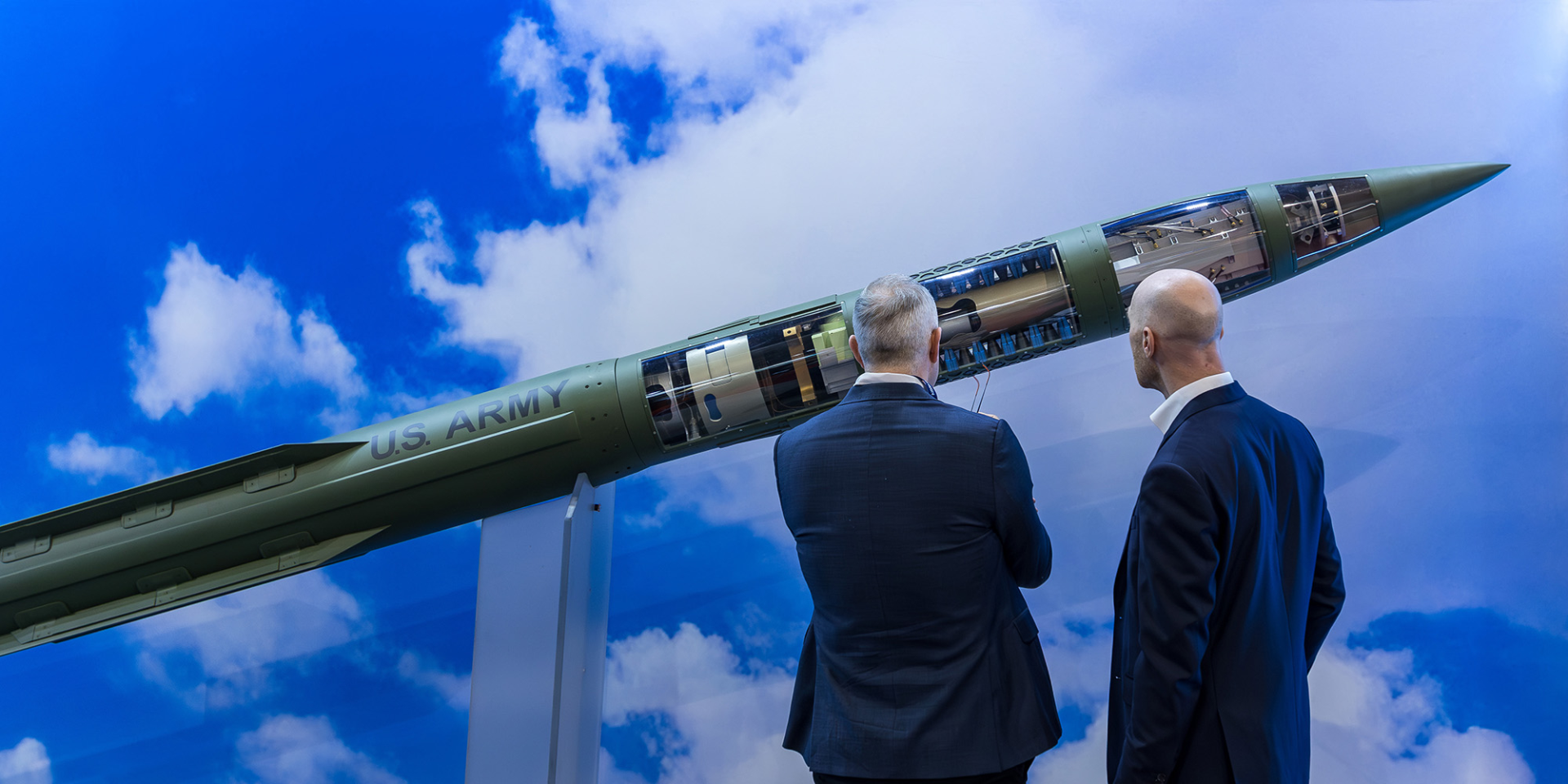 Відвідувачі міжнародної оборонної виставки BEDEX 2026 у&nbsp;Брюсселі розглядають макет ракети PAC-3 MSE для ЗРК Patriot. Саме ці ракети нагально потрібні Україні для протидії балістичним загрозам&nbsp;РФ (Фото: Omar Havana/Getty Images)