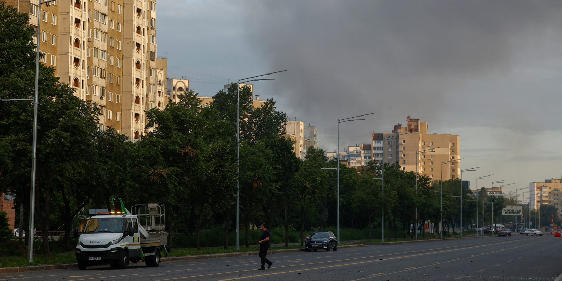 Дим у&nbsp;Києві після ракетного удару вночі 11 липня 2026 року (Фото: REUTERS/Valentyn Ogirenko)