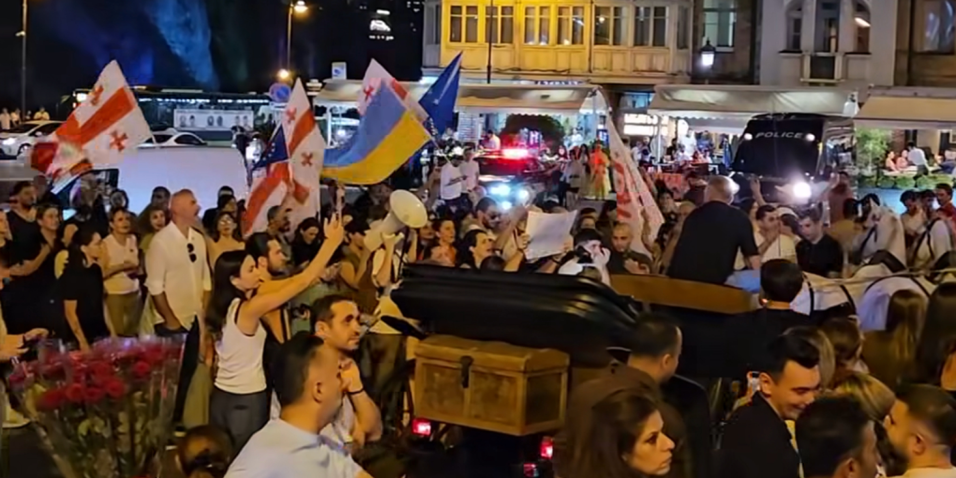 Протести в&nbsp;Тбілісі на підтримку грузина, який напав на&nbsp;російськомовну іноземку (Фото: Скріншот відео Facebook რადიო თავისუფლება (Радіо Свобода))