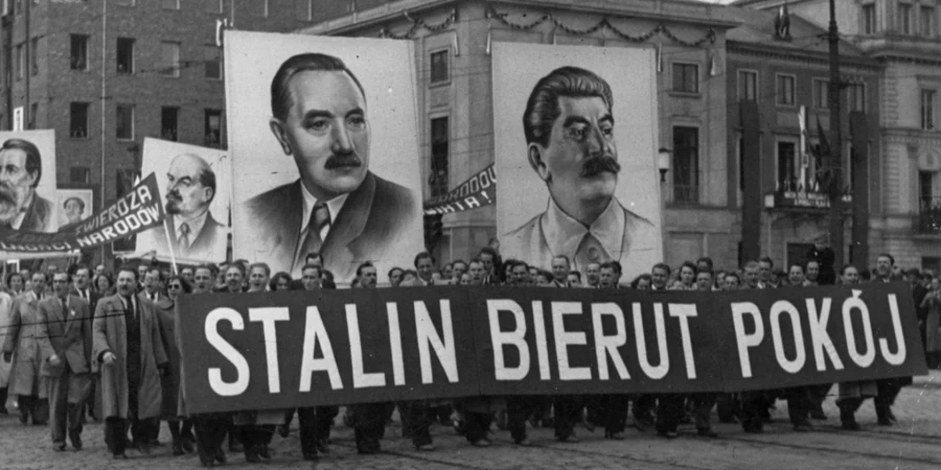Першотравнева демонстрація у&nbsp;Варшаві 1951 року. Напис на&nbsp;транспаранті Сталін Берут Мир стане офіційним ідеологічним мемом до&nbsp;самої стерті кремлівського диктатора в&nbsp;березні 1953-го (Фото: РАР)