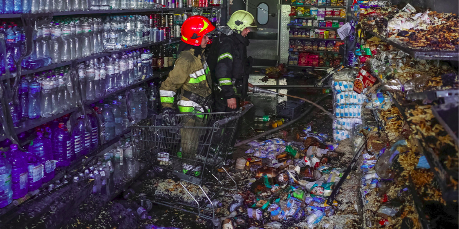 Рятувальники працюють всередині магазину АТБ в&nbsp;Чернігові, який російські окупанти атакували шахедом, 26 липня 2026 року (Фото: REUTERS/Maksym Kishka)