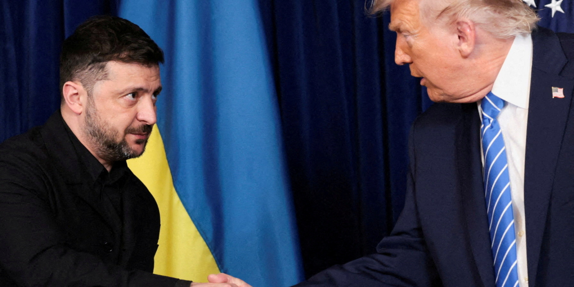 Президент України Володимир Зеленський і президент США Дональд Трамп тиснуть один одному руки під час спільної пресконференції, 28 грудня 2025 року (Фото: REUTERS/Jonathan Ernst)