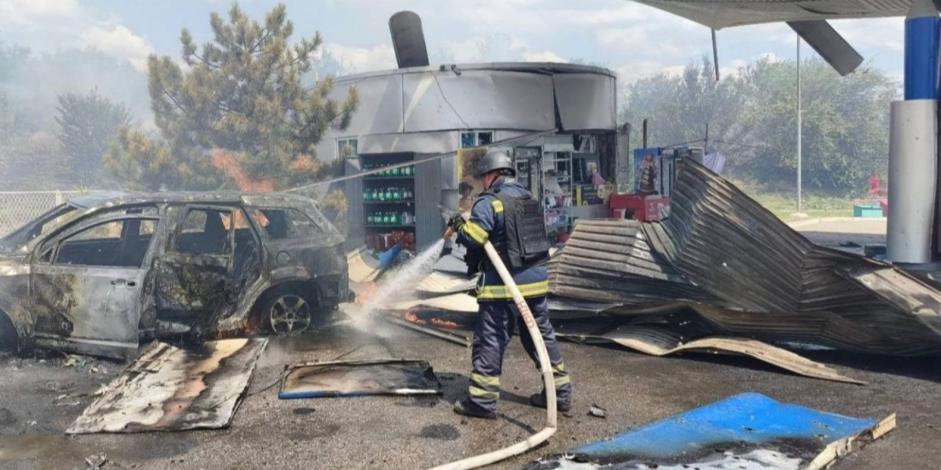 Последствия удара по&nbsp;АЗС в&nbsp;Днепропетровской области (Фото: Олександр Ганжа / Дніпропетровська ОДА (ОВА) / Telegram)