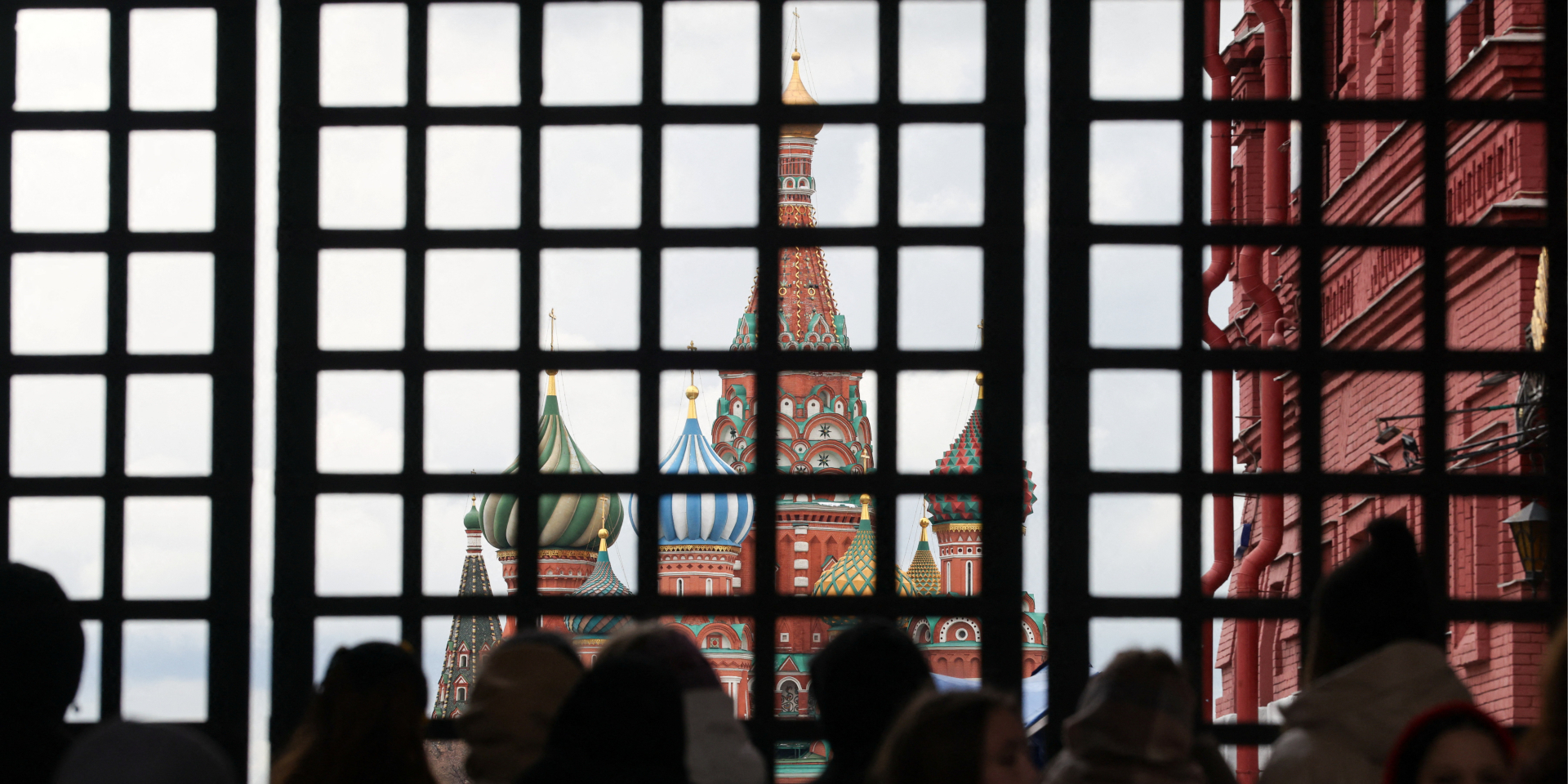 Російський диктатор Володимир Путін схиляється до&nbsp;тих, хто виступає за&nbsp;жорсткіший контроль над бізнесом і суспільством, пише Bloomberg (Фото: REUTERS/Ramil Sitdikov)