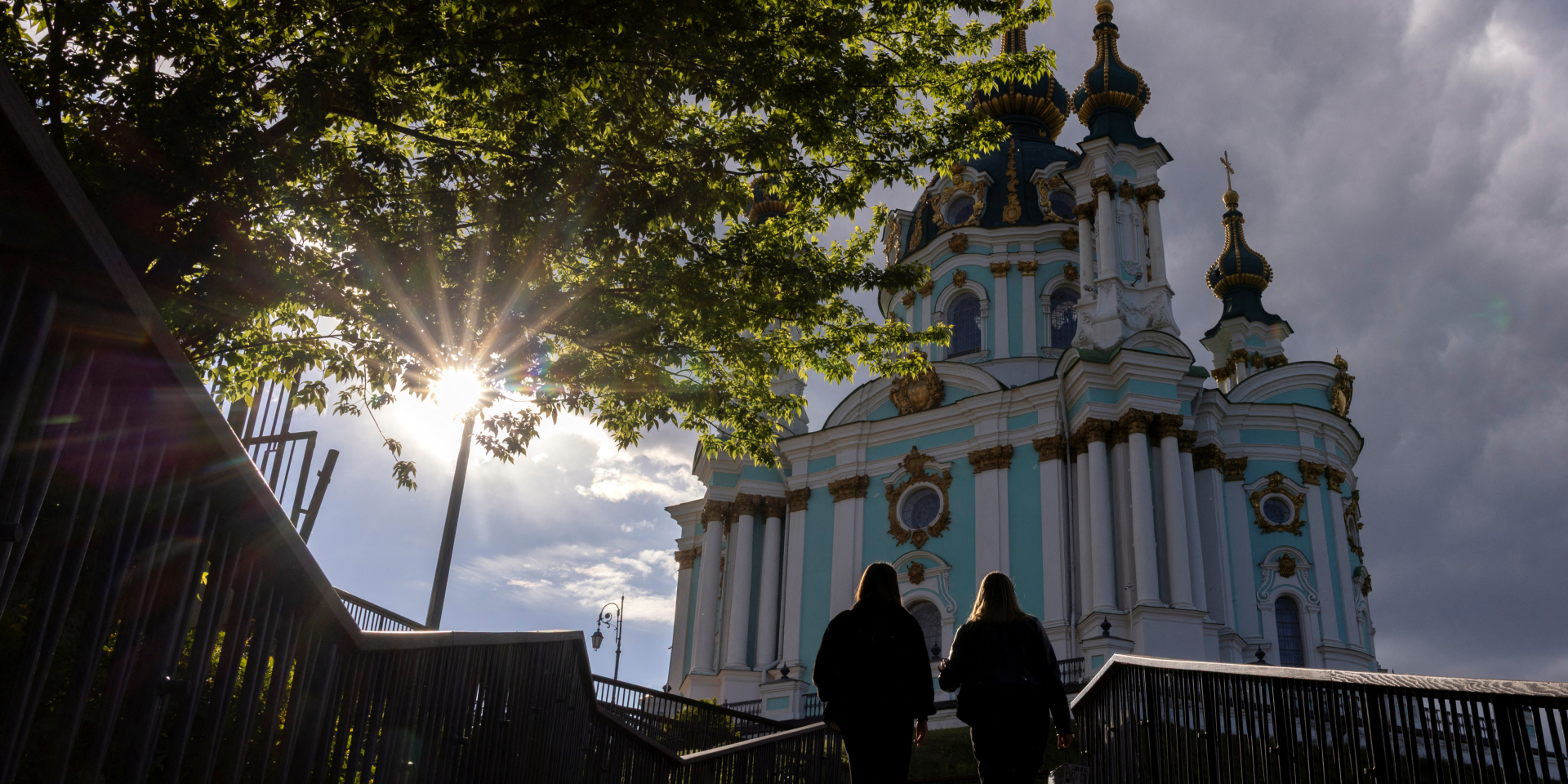 Люди на&nbsp;тлі Андріївської церкви в&nbsp;Києві (храм є ставропігією Вселенського Патріархату в&nbsp;Україні) (Фото: REUTERS/Thomas Peter)