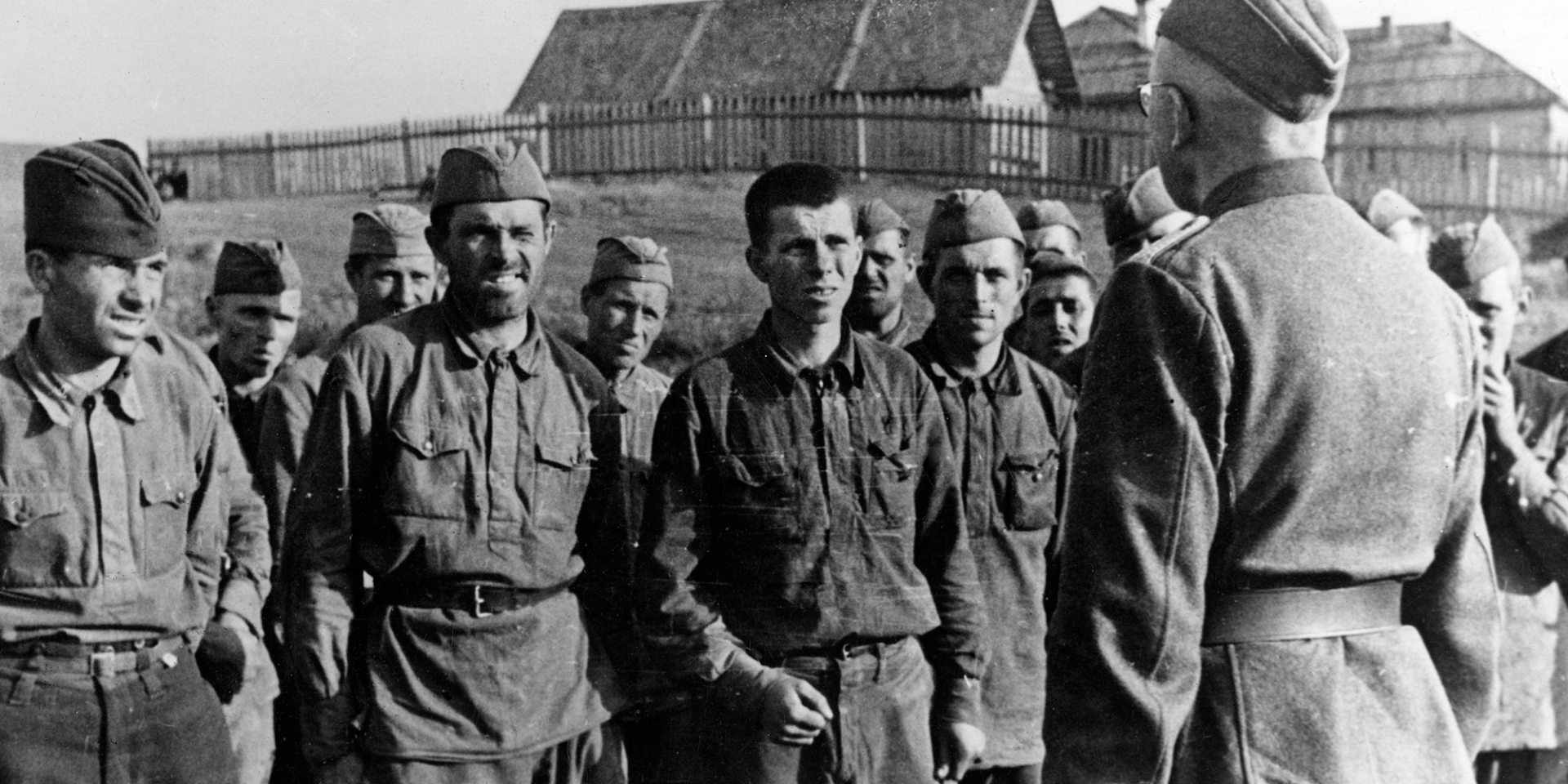 Радянські полонені відповідають на&nbsp;перекличку в німецькому концтаборі, серпень 1941 року (Фото: Heinrich Hoffmann/Mondadori via Getty Images)