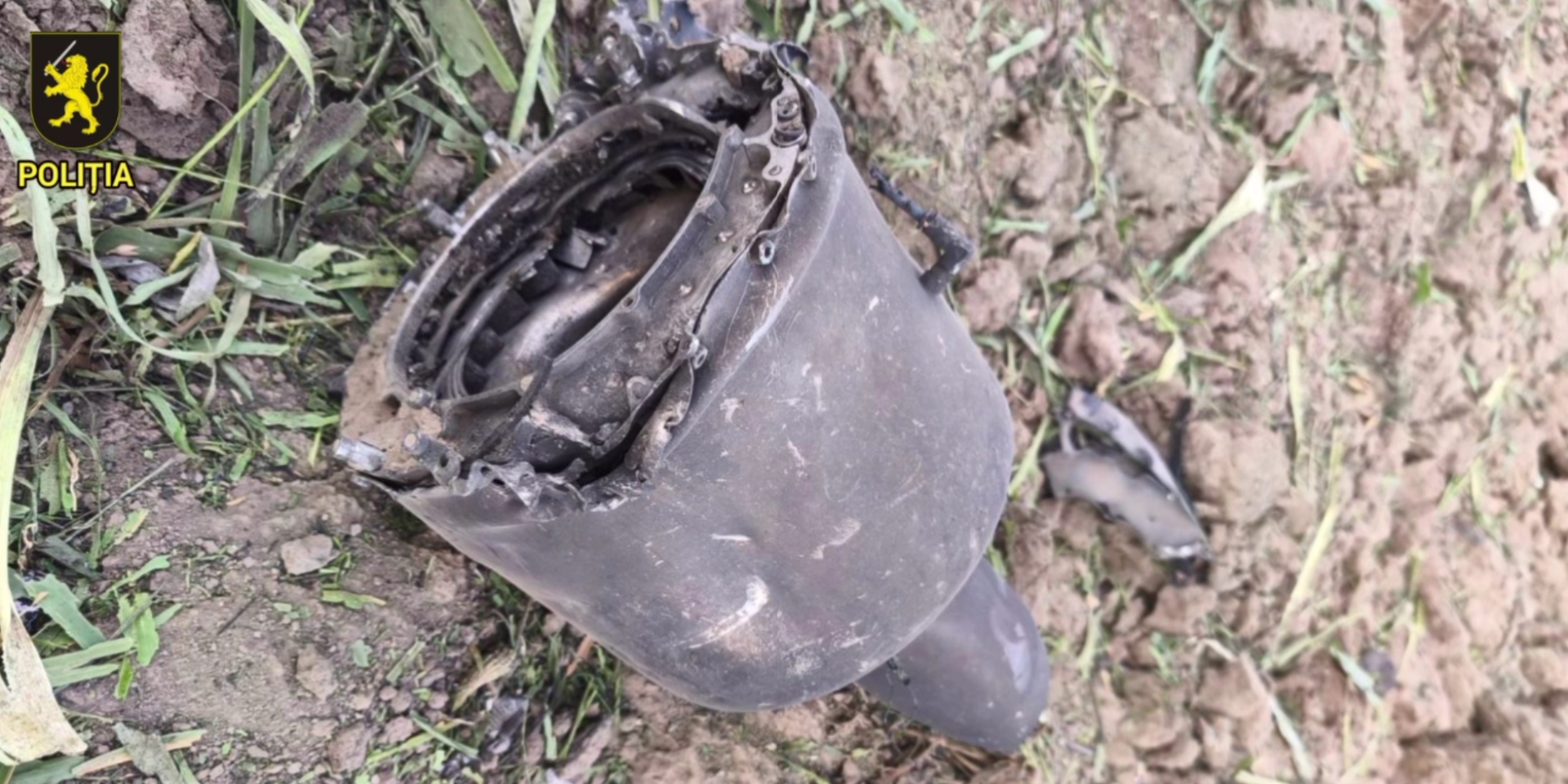 Уламок ракети, яка впала на&nbsp;території Молдови 17 серпня (Фото: Скриншот відео/Poliția Republicii Moldova)