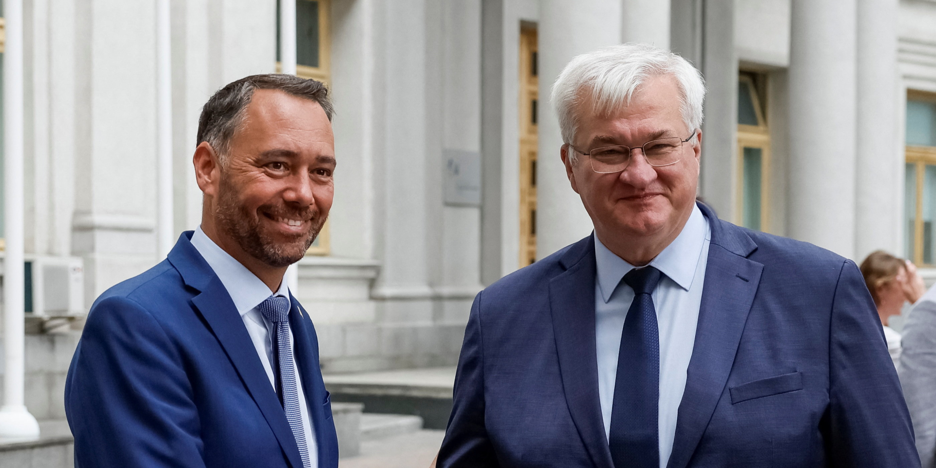 Міністр закордонних справ Бельгії Максім Прево та&nbsp;виконувач обов’язків глави МЗС України Андрій Сибіга під час зустрічі в&nbsp;Києві (Фото: REUTERS/Gleb Garanich)