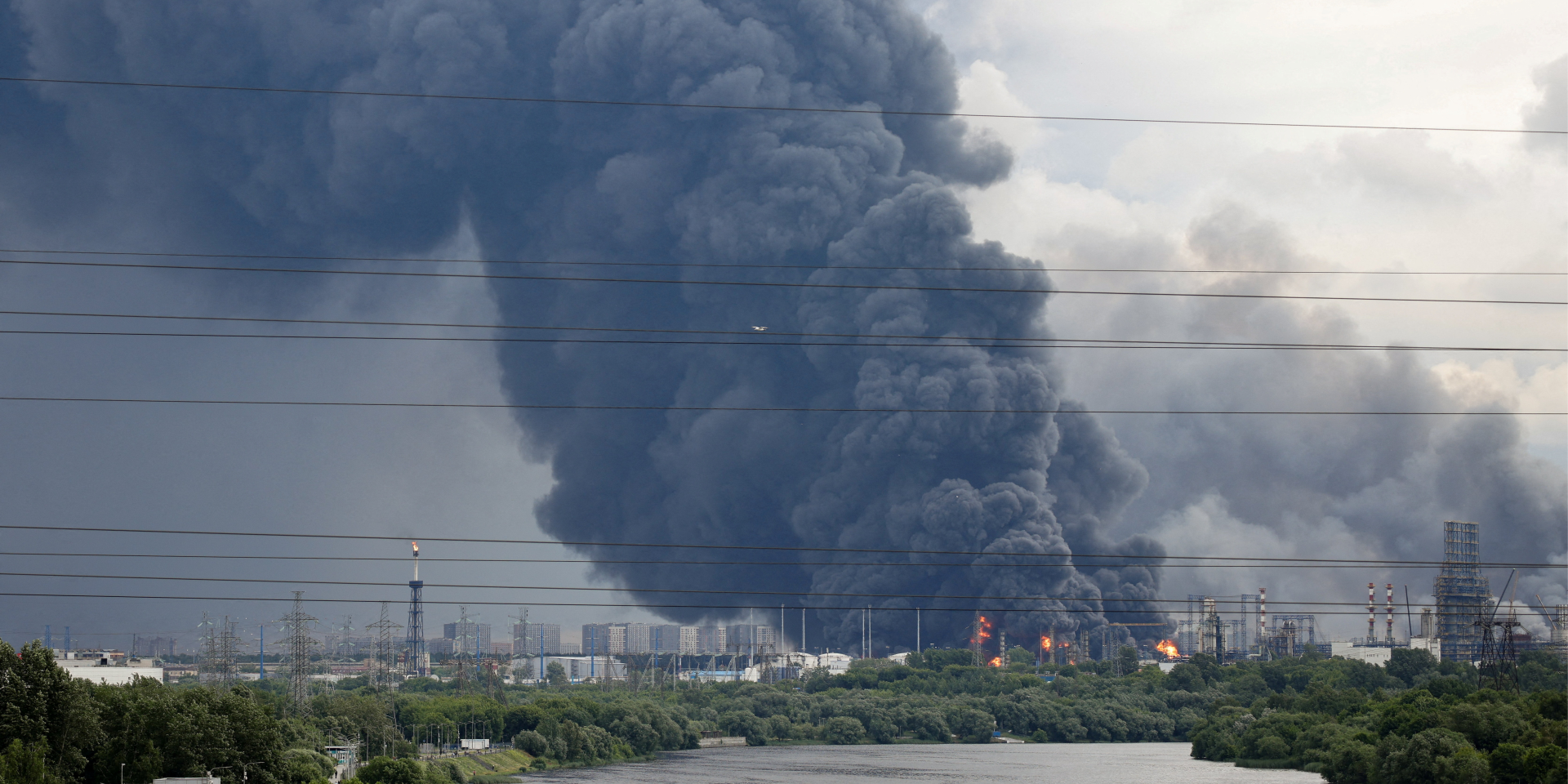 Дим над російським НПЗ у&nbsp;Москві, 18 червня 2026 року (Фото: SOCIAL MEDIA/via REUTERS)