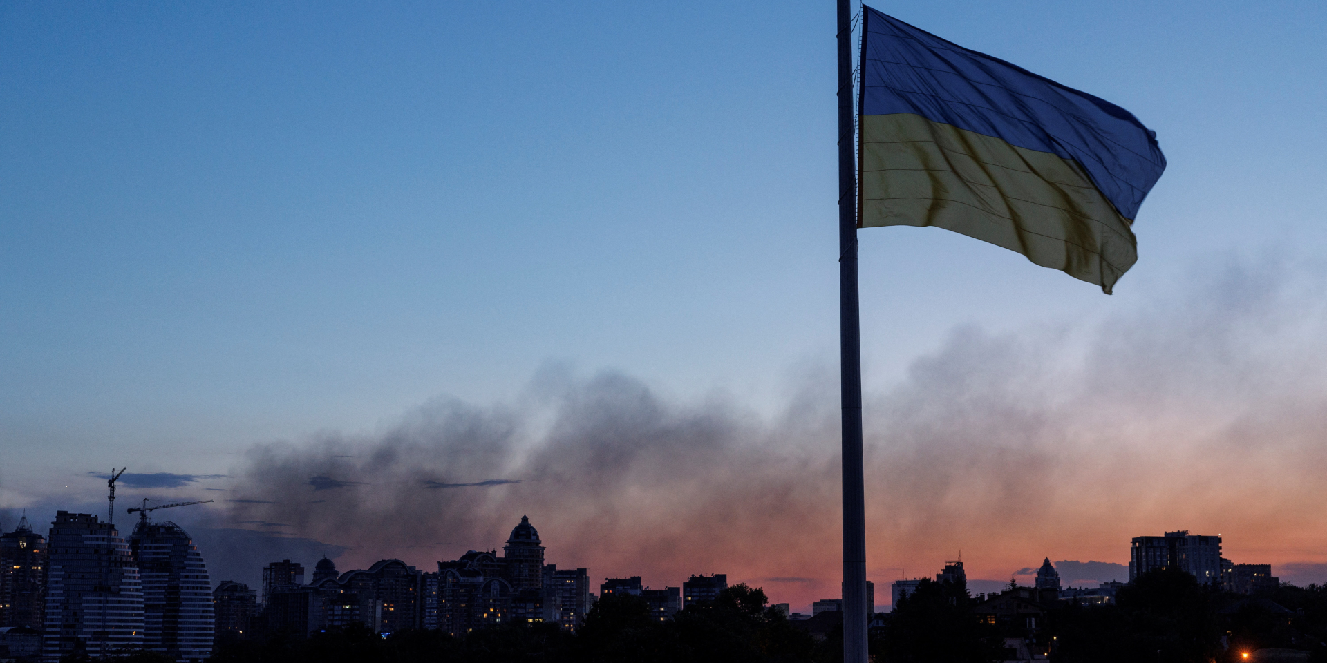 Росія регулярно вчиняє воєнні злочини щодо цивільного населення України. На&nbsp;фото: наслідки російського обстрілу в&nbsp;Києві, серпень 2026 року (Фото: REUTERS/Valentyn Ogirenko)