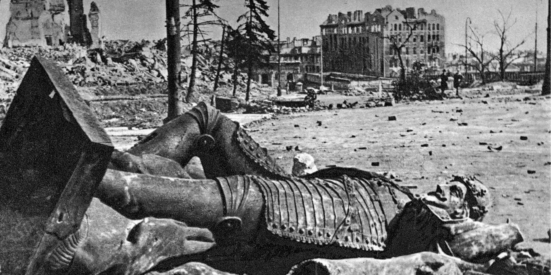 ПОВЕРЖЕННЫЕ СИМВОЛЫ: Разбитая статуя короля Сигизмунда III Вазы стояла на&nbsp;колонне неподалеку от&nbsp;Королевского замка с&nbsp;1644 года. Этот монарх в&nbsp;1596 году перенес столицу Польши из&nbsp;Кракова в&nbsp;Варшаву (Фото: Muzeum Powstania Warszawskiego)
