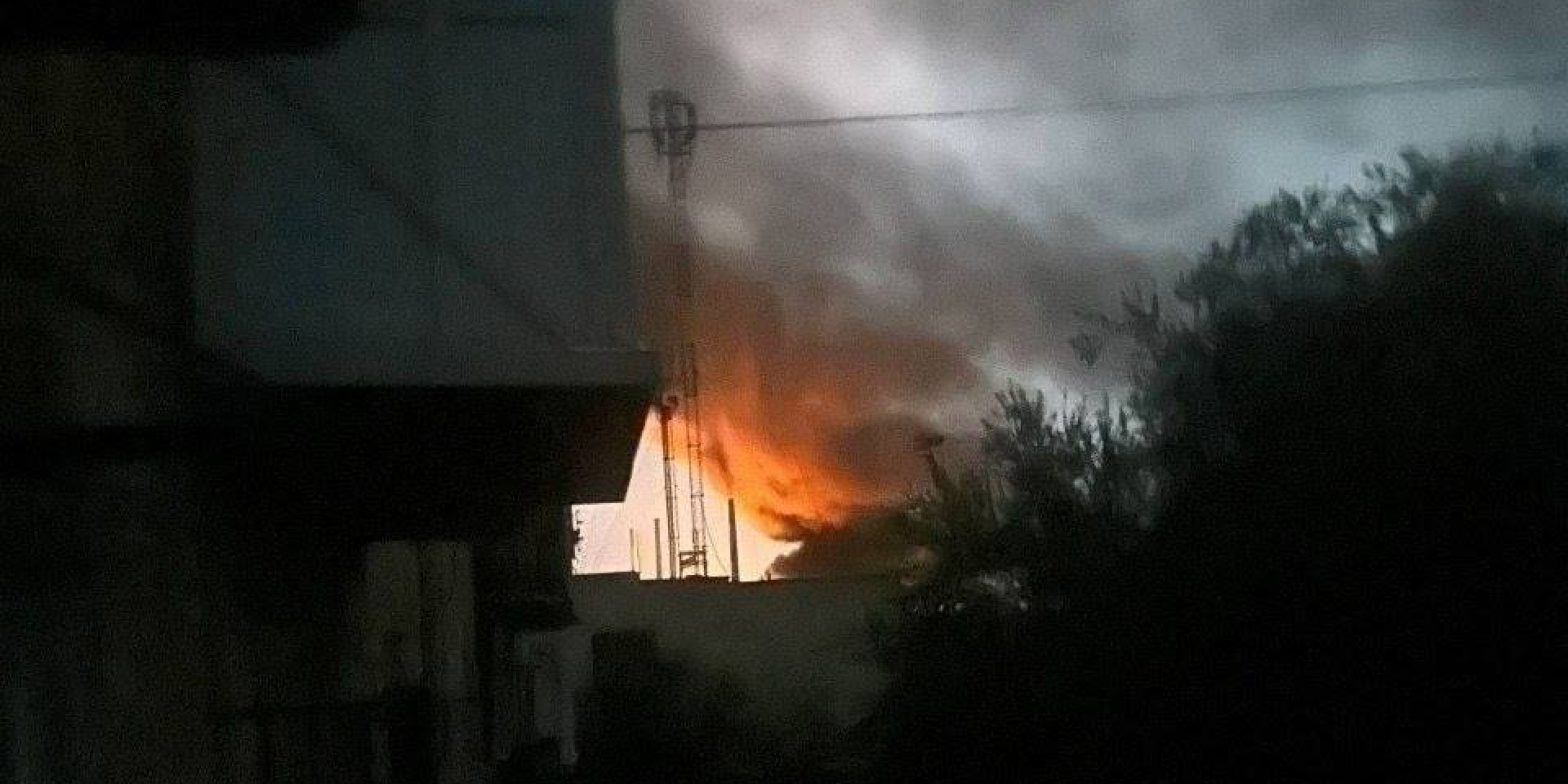 Пожежа в&nbsp;окупованому місті Щастя вранці 28 серпня (Фото: Astra/Telegram)