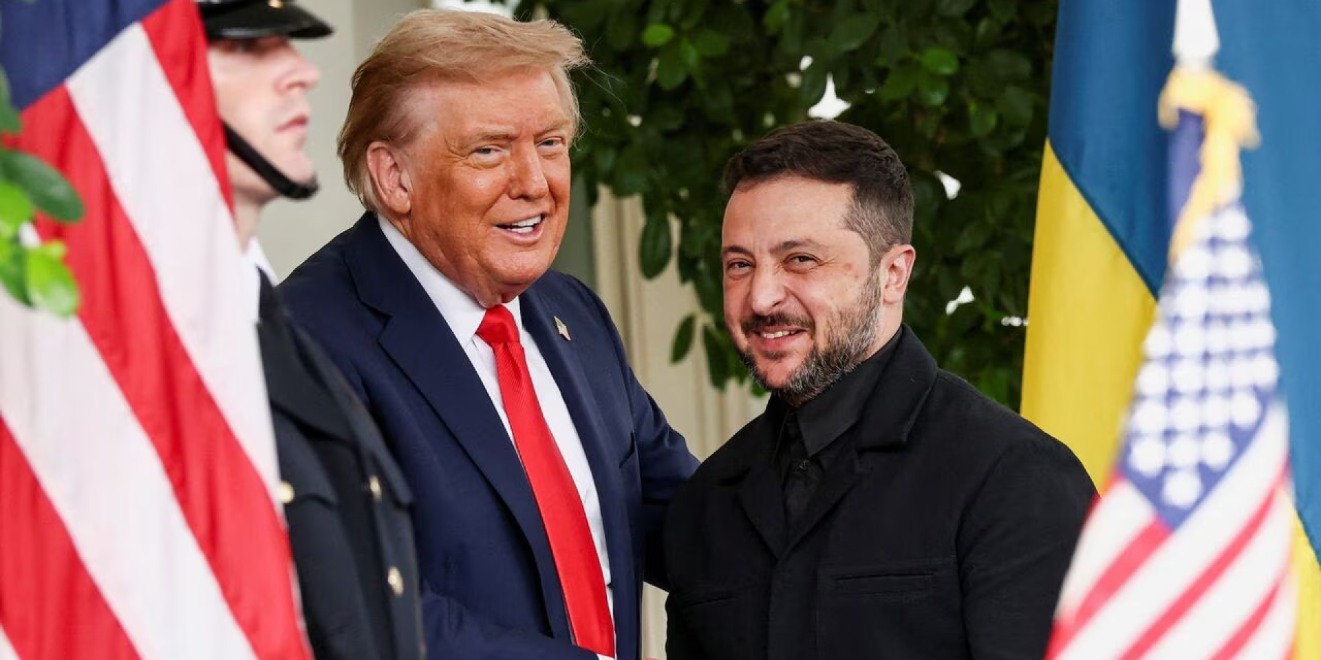 Президент США Дональд Трамп вітає президента України Володимира Зеленського у Білому домі 18 серпня 2025 року (Фото: REUTERS/Kevin Lamarque)