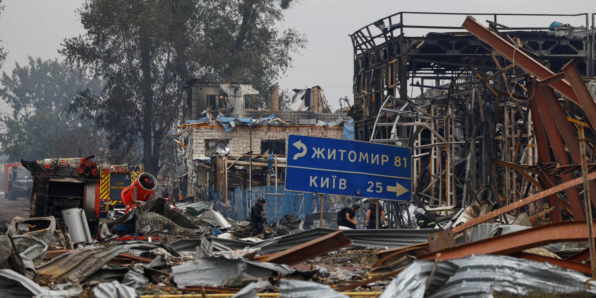 Рятувальники працюють на місці ударів російських безпілотників у&nbsp;селі Мила (Фото: REUTERS/Valentyn Ogirenko)