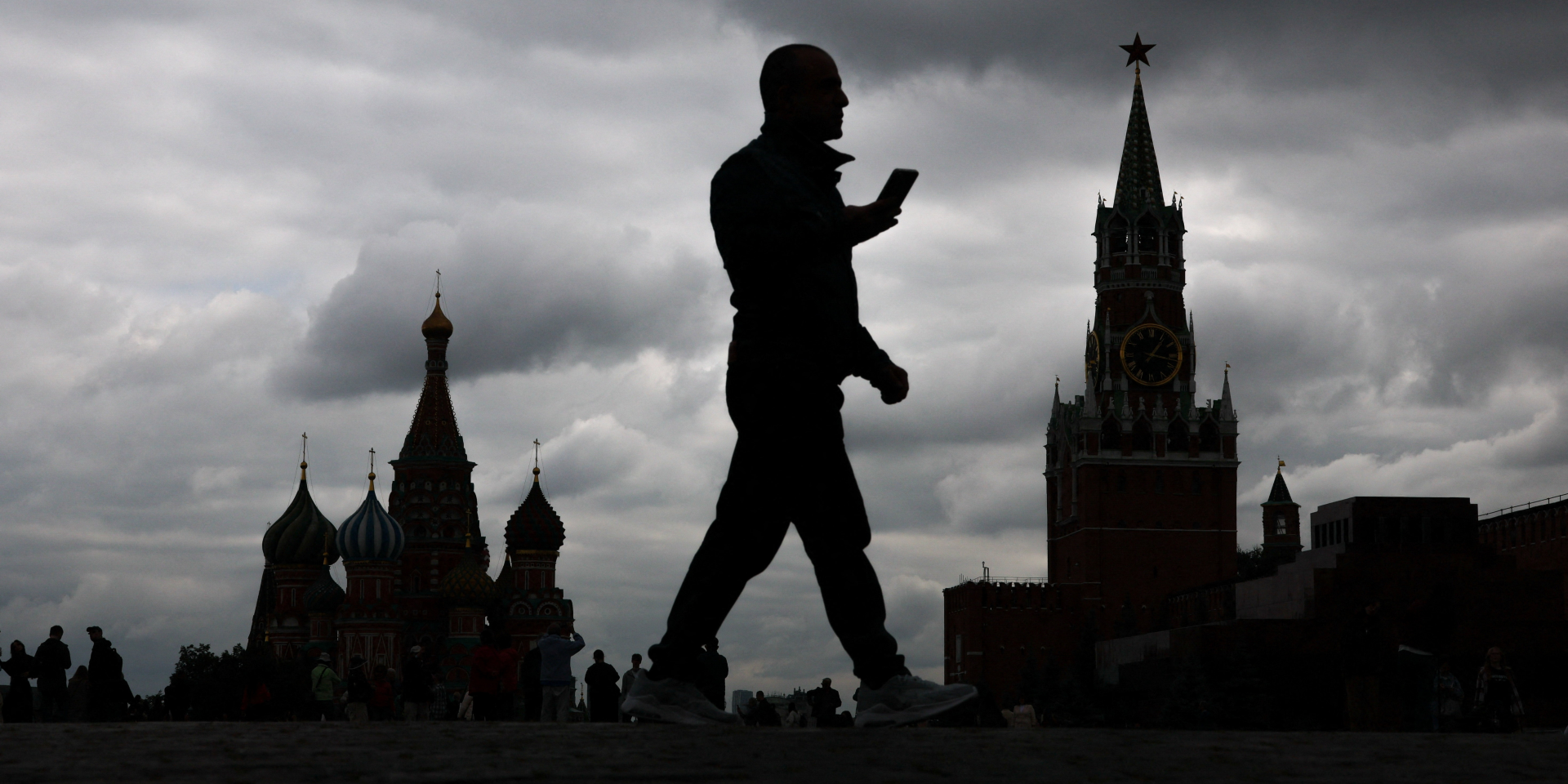 Чоловік іде Красною площею в&nbsp;Москві (Росія), 27 серпня 2026 року (Фото: REUTERS/Ramil Sitdikov)