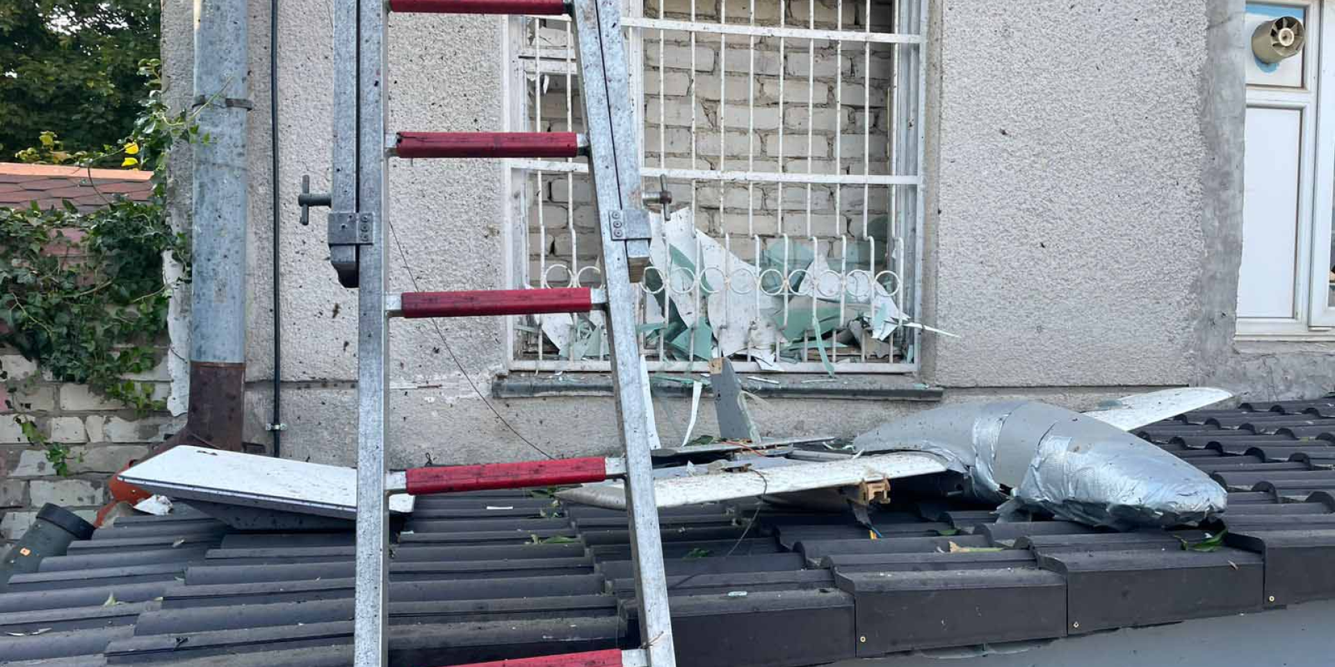 Вибух пролунав у&nbsp;внутрішньому дворі відділення поліції № 1 Рівненського районного управління поліції (Фото: ДБР / Telegram)