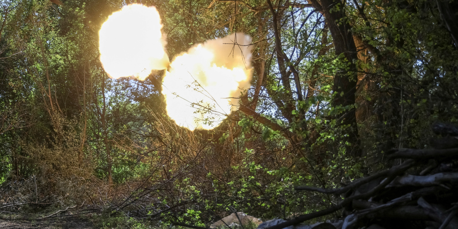 Ukrainian soldiers are firing the Russian positions (Photo: REUTERS/Oleksandr Ratushniak)