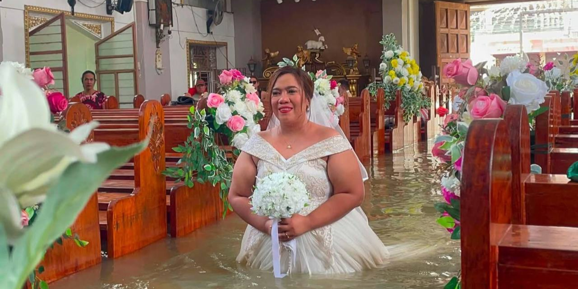 Наречена пішла до вівтаря у&nbsp;затопленій до&nbsp;стегон церкві (Фото: Ang Tinig&nbsp;— St. John the Baptist Parish Hagonoy, Bulacan/Facebook)