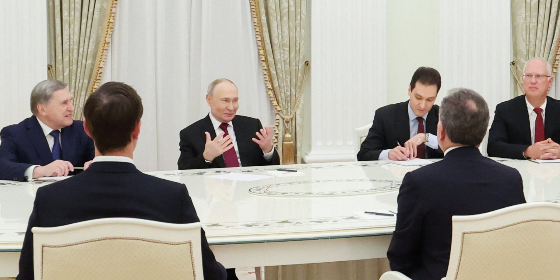 Російський диктатор Володимир Путін та&nbsp;американська делегація на&nbsp;зустрічі в&nbsp;Москві, 2 грудня 2025 року (Фото: Sputnik/Alexander Kazakov/Pool via REUTERS)