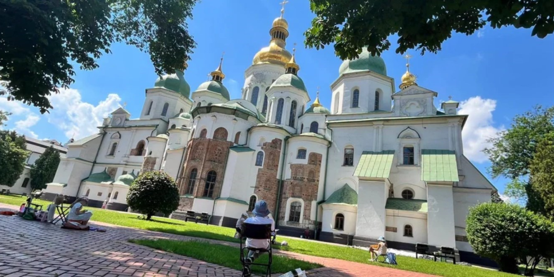 Як&nbsp;заявили в&nbsp;керівництві заповіднику Софія Київська, вибухова хвиля від ворожого дрону вдарила в&nbsp;обʼєкти, які оточують Софійський собор (Фото: Національний заповідник Софія Київська/Facebook)