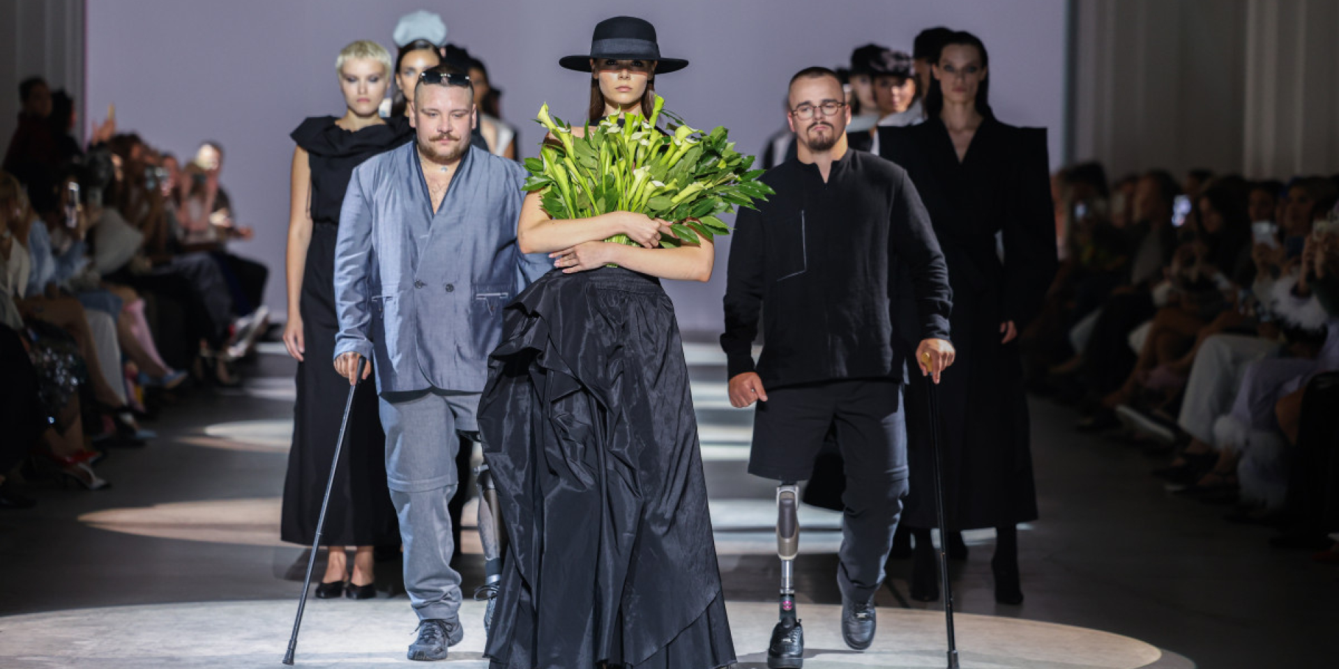 Показ JULIYA KROS на&nbsp;Ukrainian Fashion Week. На&nbsp;подіум вийшли ветерани з&nbsp;ампутаціями (Фото: Volodymyr Bosak)