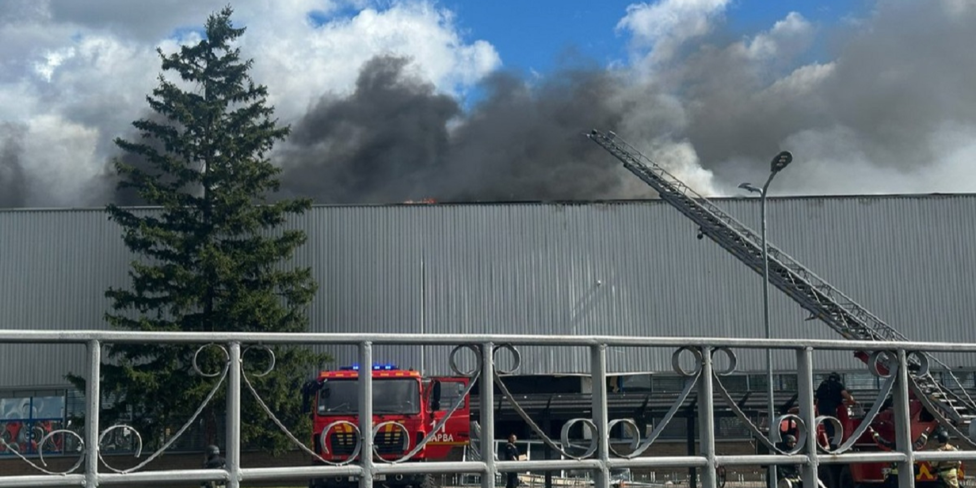 A fire at a tobacco factory in Pryluky, Chernihiv Oblast, caused by a Russian attack on September 7, 2026 (Photo: Suspilne Chernihiv)