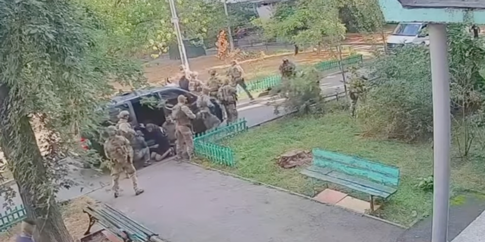 На&nbsp;кадрах запечатлена часть инцидента, произошедшего на&nbsp;улице Юрия Шумского в&nbsp;киевском микрорайоне Березняки (Фото: Украинская правда)