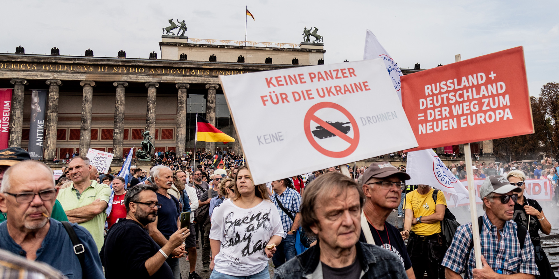 На мітингу на&nbsp;честь 33-ї річниці Дня єдності Німеччини прихильники AfD тримали плакати із написами «Ні танкам і дронам Україні» та&nbsp;«Росія + Німеччина = шлях до&nbsp;нової Європи» (Фото: Getty Images/Nicholas Muller)