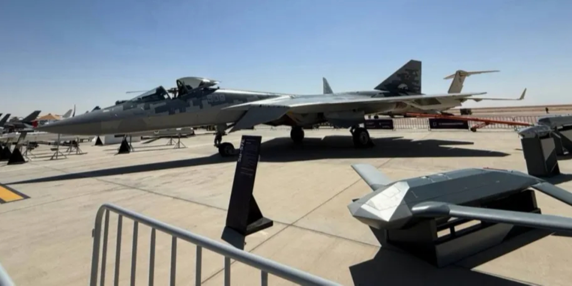 S-71K Kover missile next to a Russian fighter jet at an exhibition in Egypt (Photo: UAC / The War Zone)