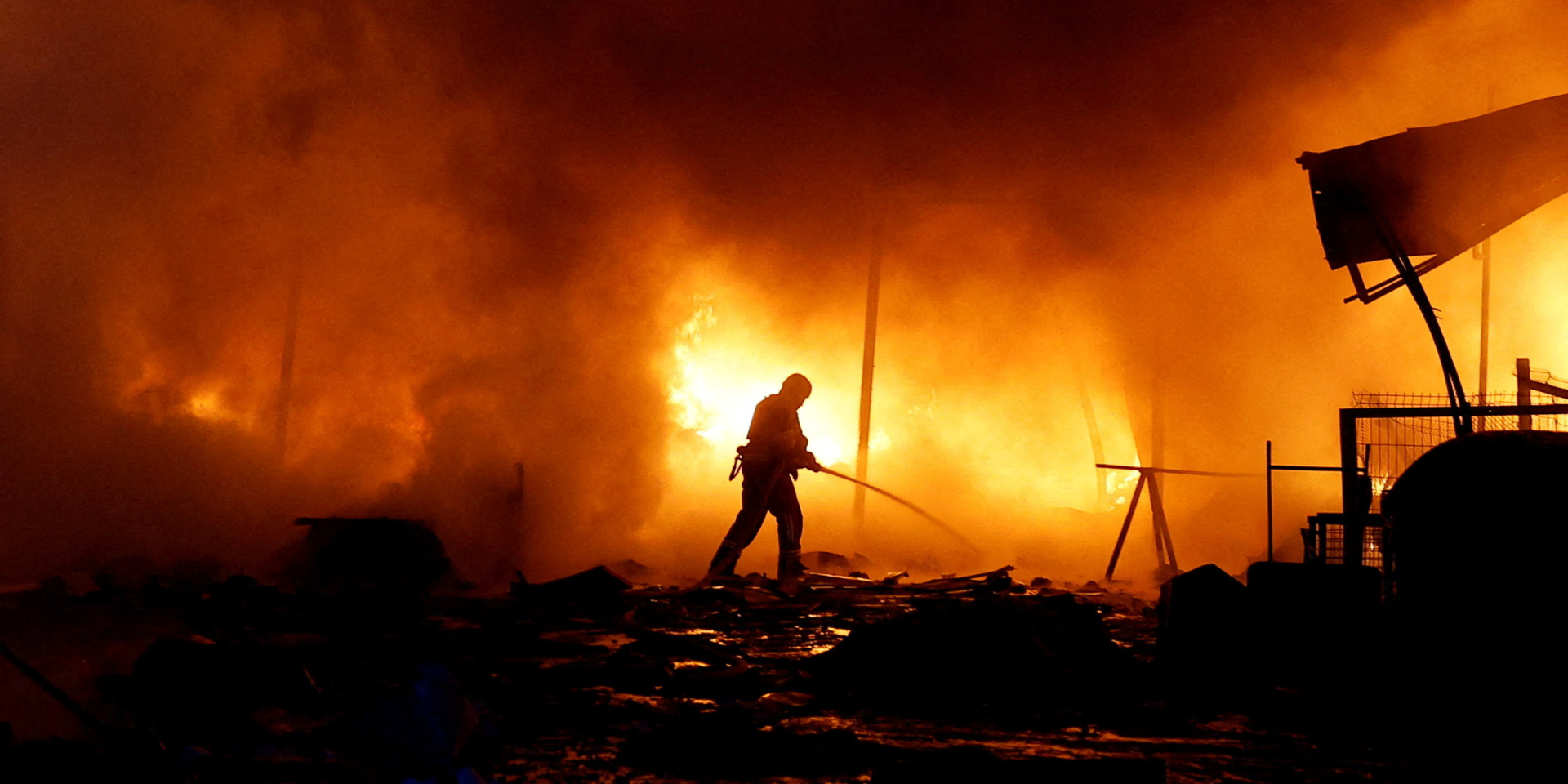 Рятувальник на місці російського удару по&nbsp;Києву 8 вересня 2026 року (Фото: REUTERS/Valentyn Ogirenko)