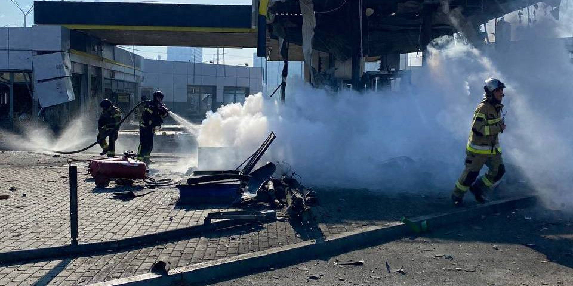 Зруйнована АЗС у&nbsp;Києві внаслідок російської атаки вранці 11 вересня (Фото: ДСНС Києва / Telegram)