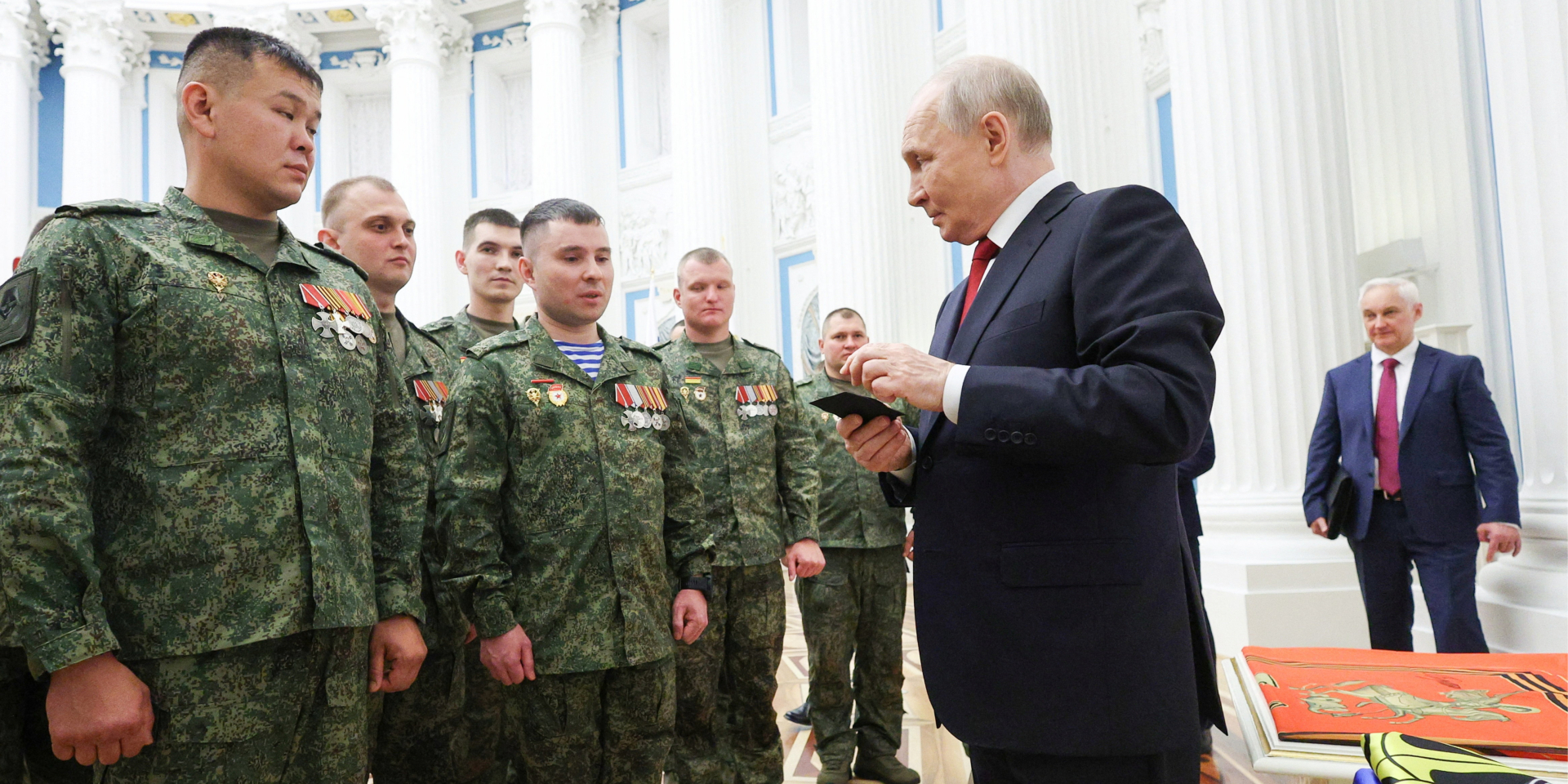 Путін і військовослужбовці окупаційних збройних сил, які беруть участь у війні проти України в&nbsp;Кремлі. Москва, Росія, 12 червня 2026 року (Фото: Sputnik/Vyacheslav Prokofyev/Pool via REUTERS)