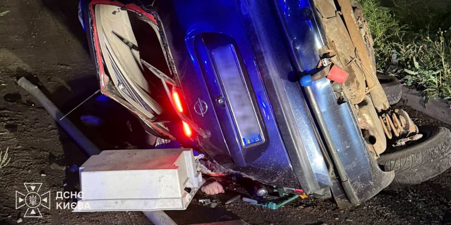 В&nbsp;Голосеевском районе Киева легковой автомобиль упал с&nbsp;моста (Фото: Главное управление ГСЧС Украины в г.&nbsp;Киеве / Facebook)