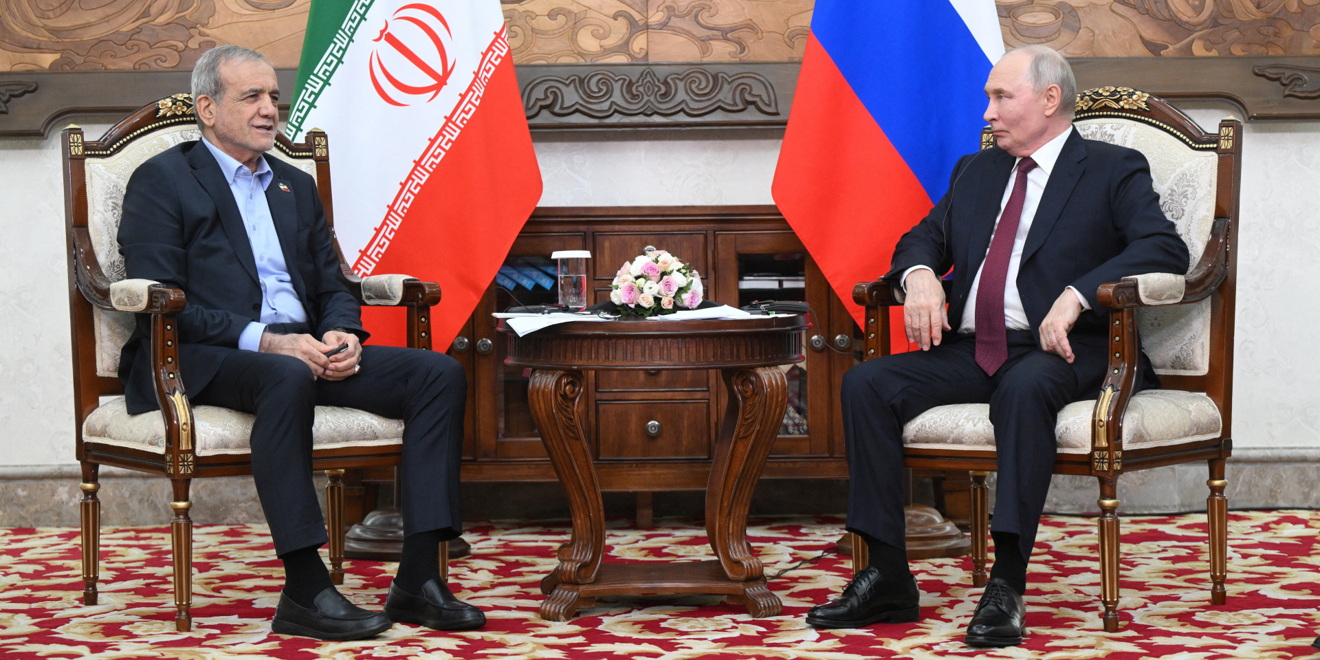 Російський диктатор Володимир Путін та&nbsp;президент Ірану Масуд Пезешкіан у Бішкеку, 1 вересня 2026 року (Фото: Sputnik/Kristina Solovyova/Pool via REUTERS)