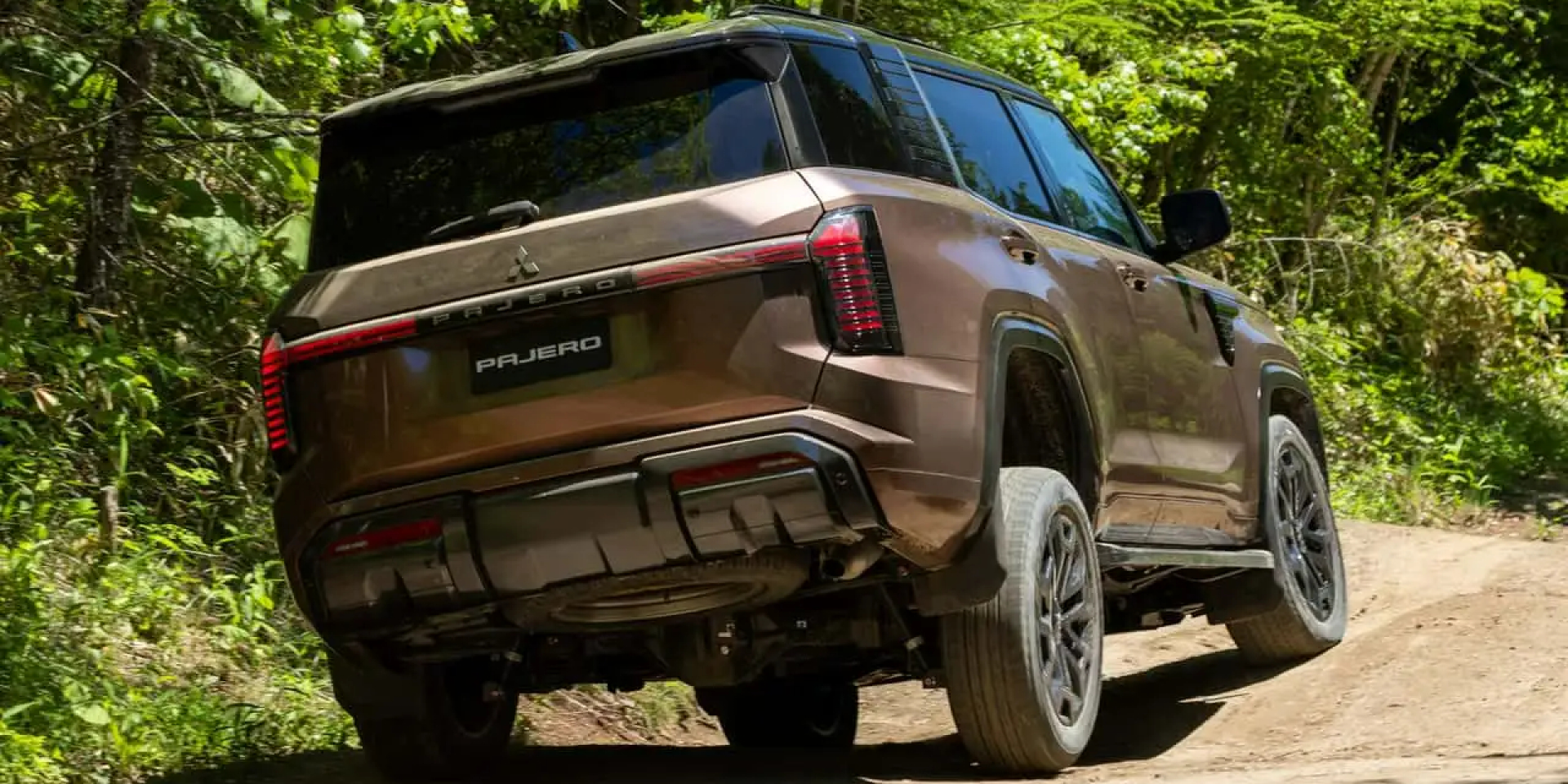 Pajero позбавили традиційного заднього колеса (Фото: Mitsubishi)