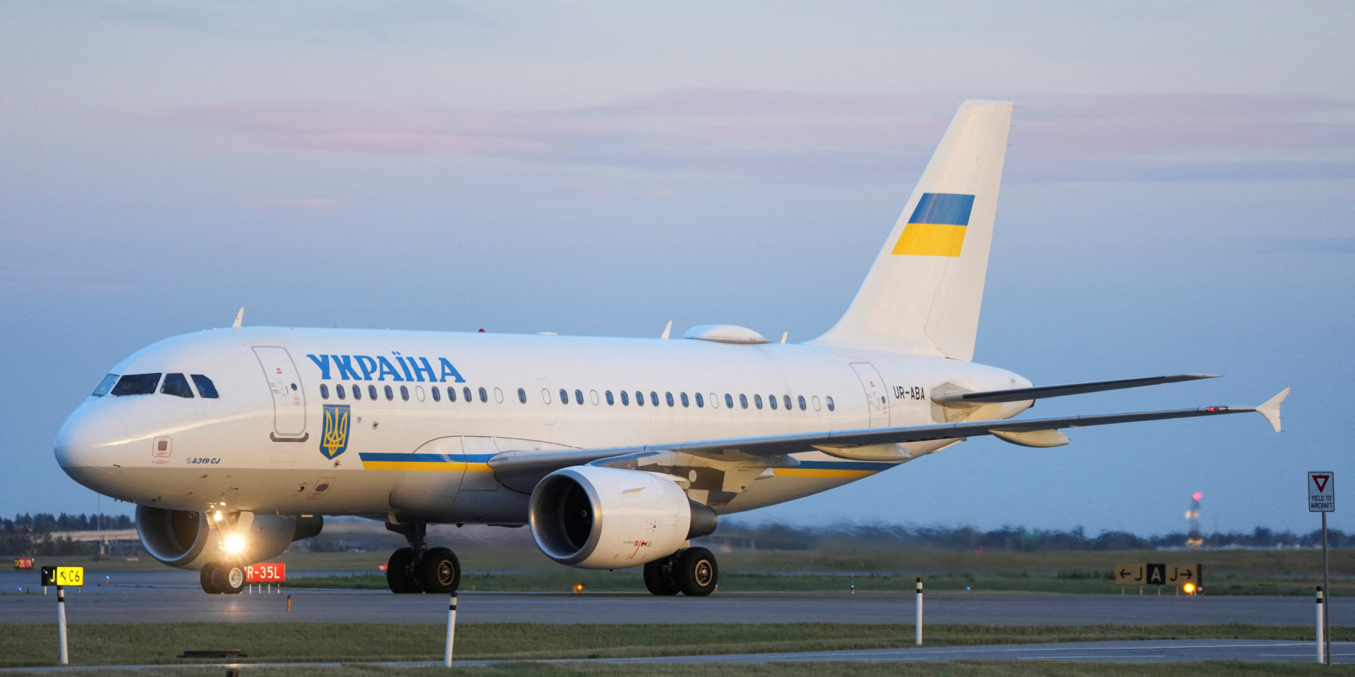 Президентський літак Airbus A319 після приземлення у&nbsp;Канаді, 10 вересня 2026 року (Фото: REUTERS/Todd Korol/Pool)