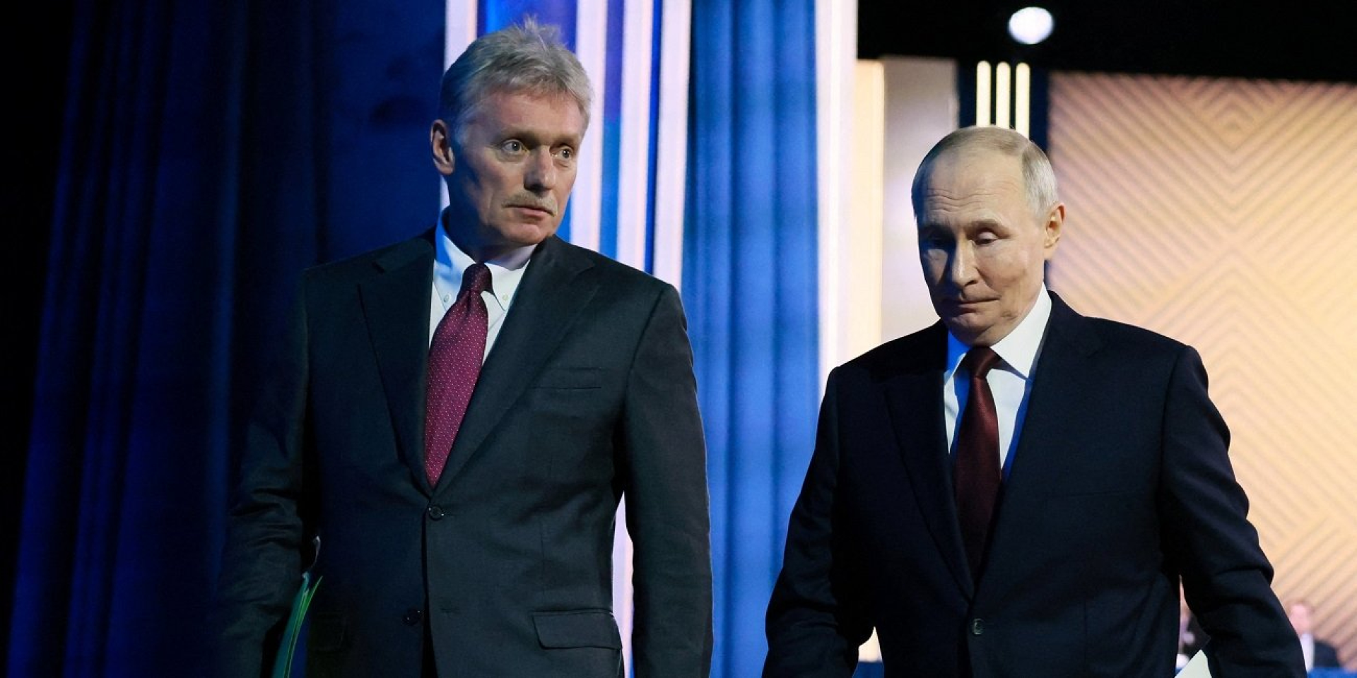 Спикер Кремля Дмитрий Песков и&nbsp;российский диктатор Владимир Путин, 19&nbsp;декабря 2025 года (Фото: Sputnik/Mikhail Metzel/Pool via REUTERS)