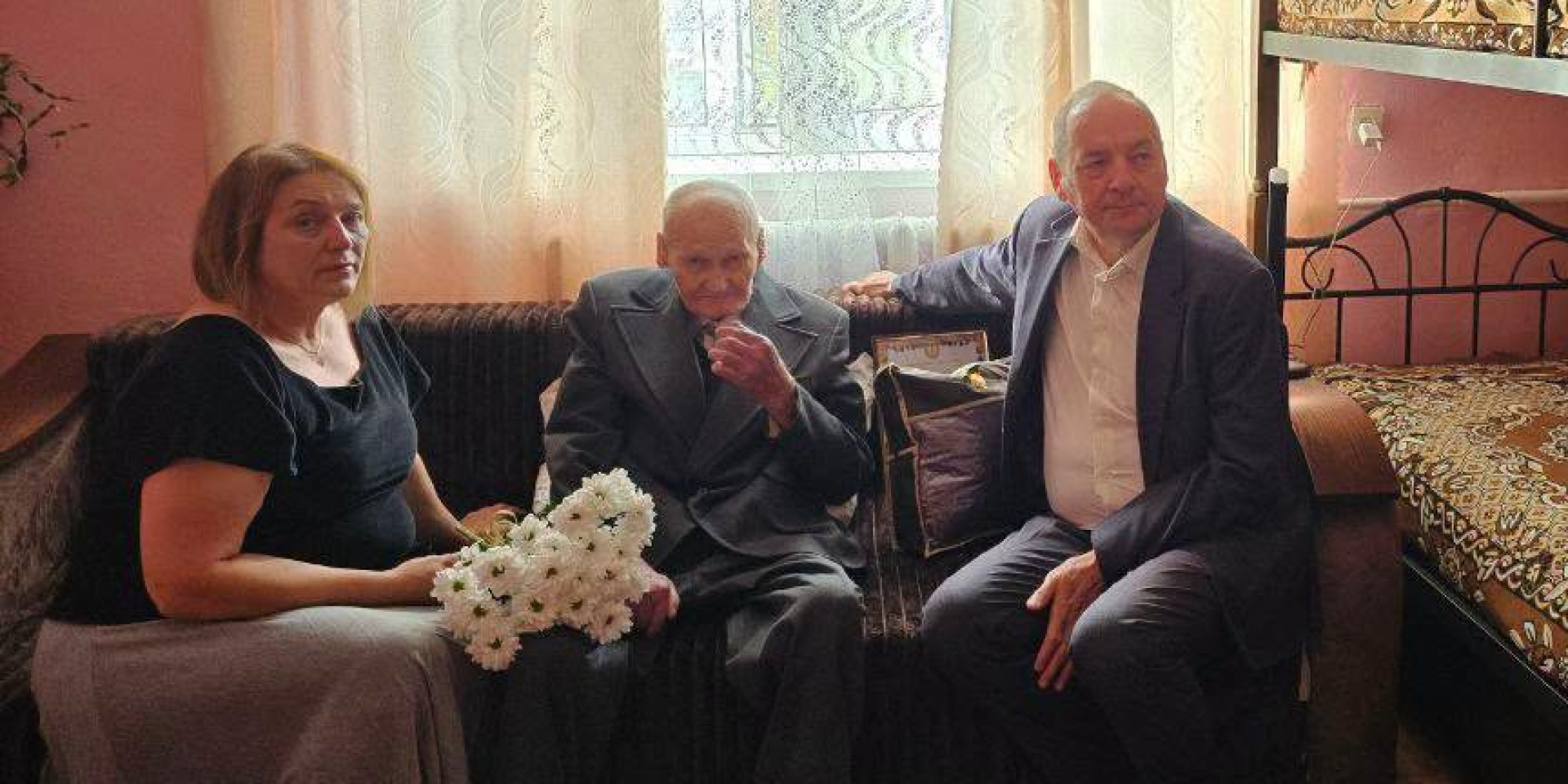 У Рівненській області пенсіонер відзначив столітній ювілей (Фото: Радивилівська громада/Facebook)