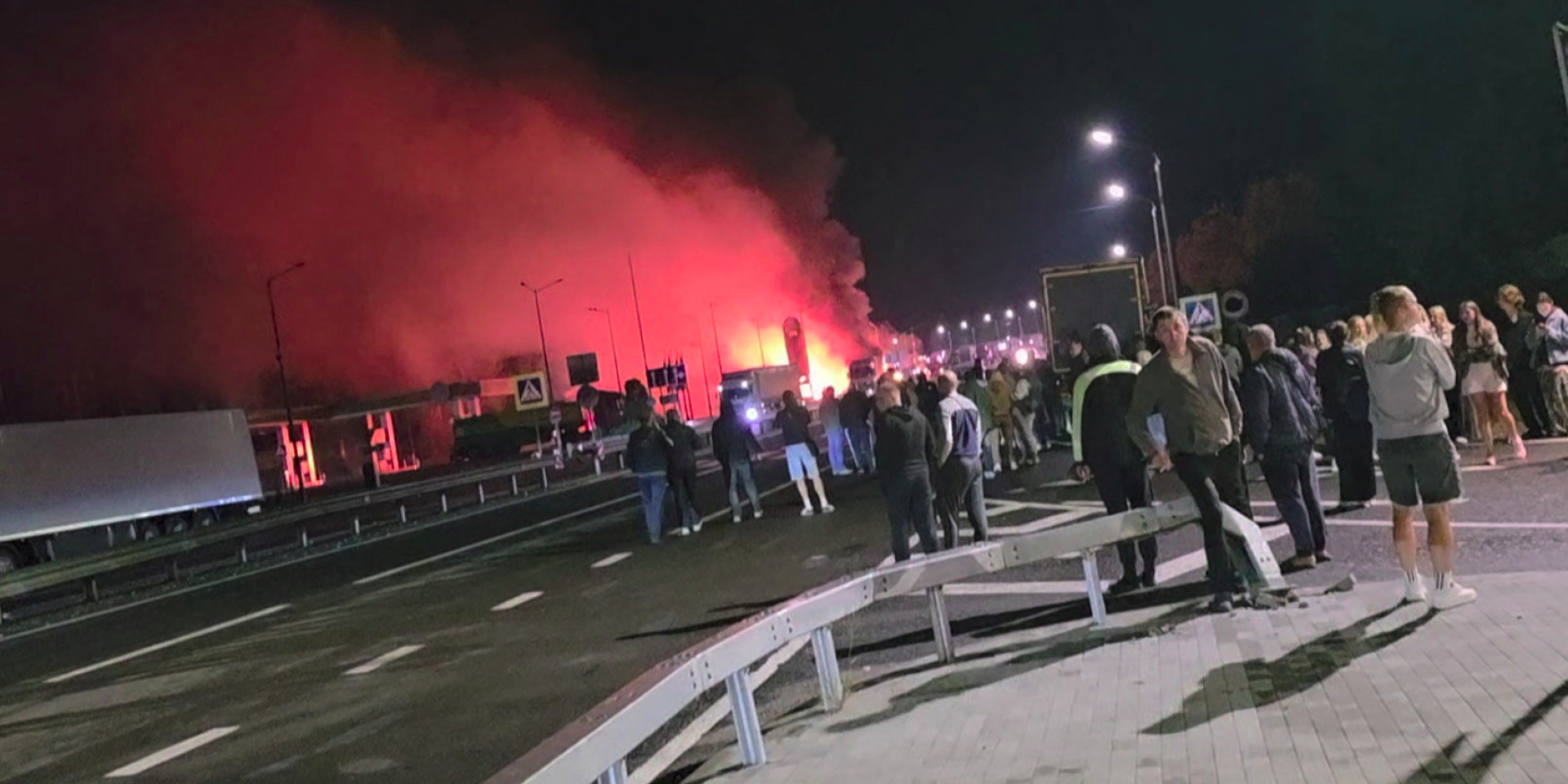 Пожежа у&nbsp;Старовойтовому Волинської області після удару російським шахедом, 13 вересня 2026 року (Фото: Sylwester Uchanski/via REUTERS)
