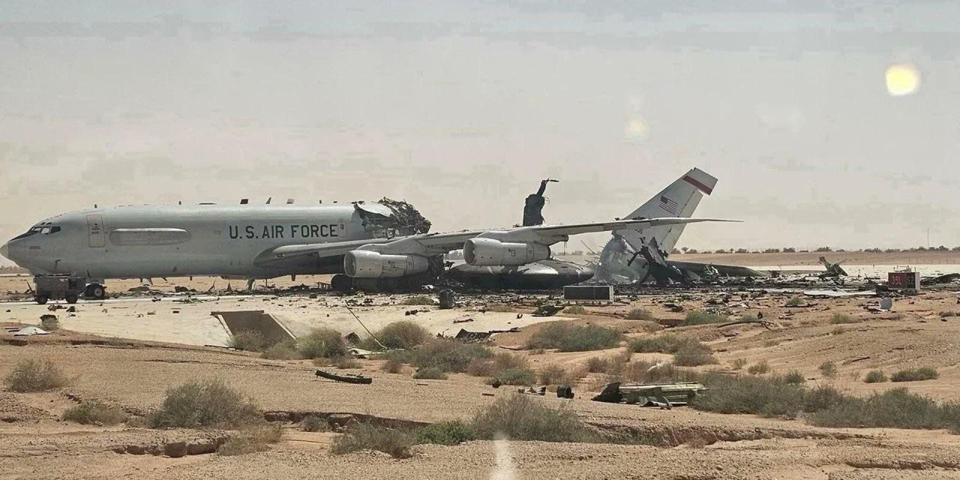 Фотография без даты, на&nbsp;которой запечатлен разрушенный самолет Boeing E-3 Sentry на&nbsp;авиабазе «Принц Султан» в&nbsp;Саудовской Аравии, примерно в&nbsp;100&nbsp;км к&nbsp;юго-востоку от&nbsp;Эр-Рияда (Фото: CBS News)