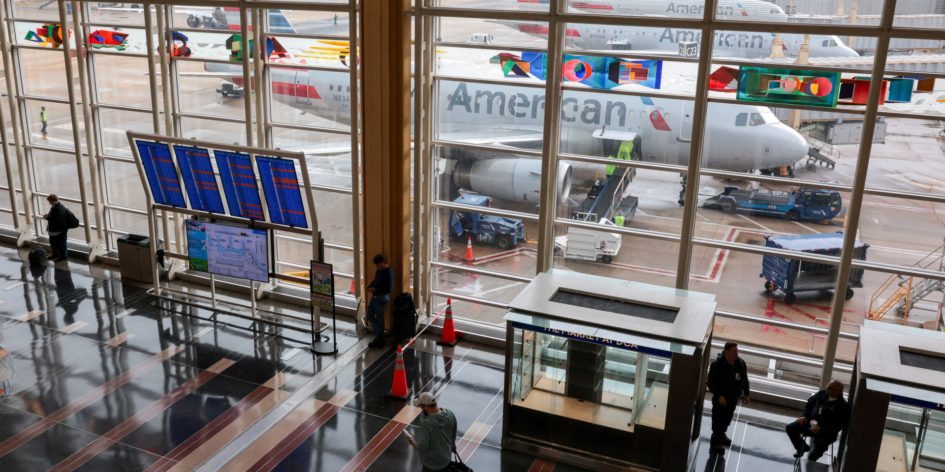 Літаки American Airlines на&nbsp;злітній смузі Національного аеропорту імені Рональда Рейгана у&nbsp;Вашингтоні (Фото: REUTERS/Kylie Cooper/File Photo)
