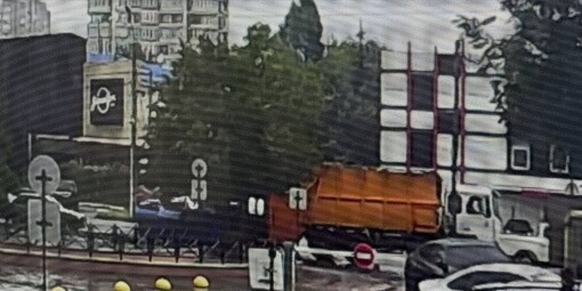 В&nbsp;Одессе коммунальщики выбросили на&nbsp;свалку бампер стоимостью 200 тысяч гривен (Фото: Скриншот/Трамвай)