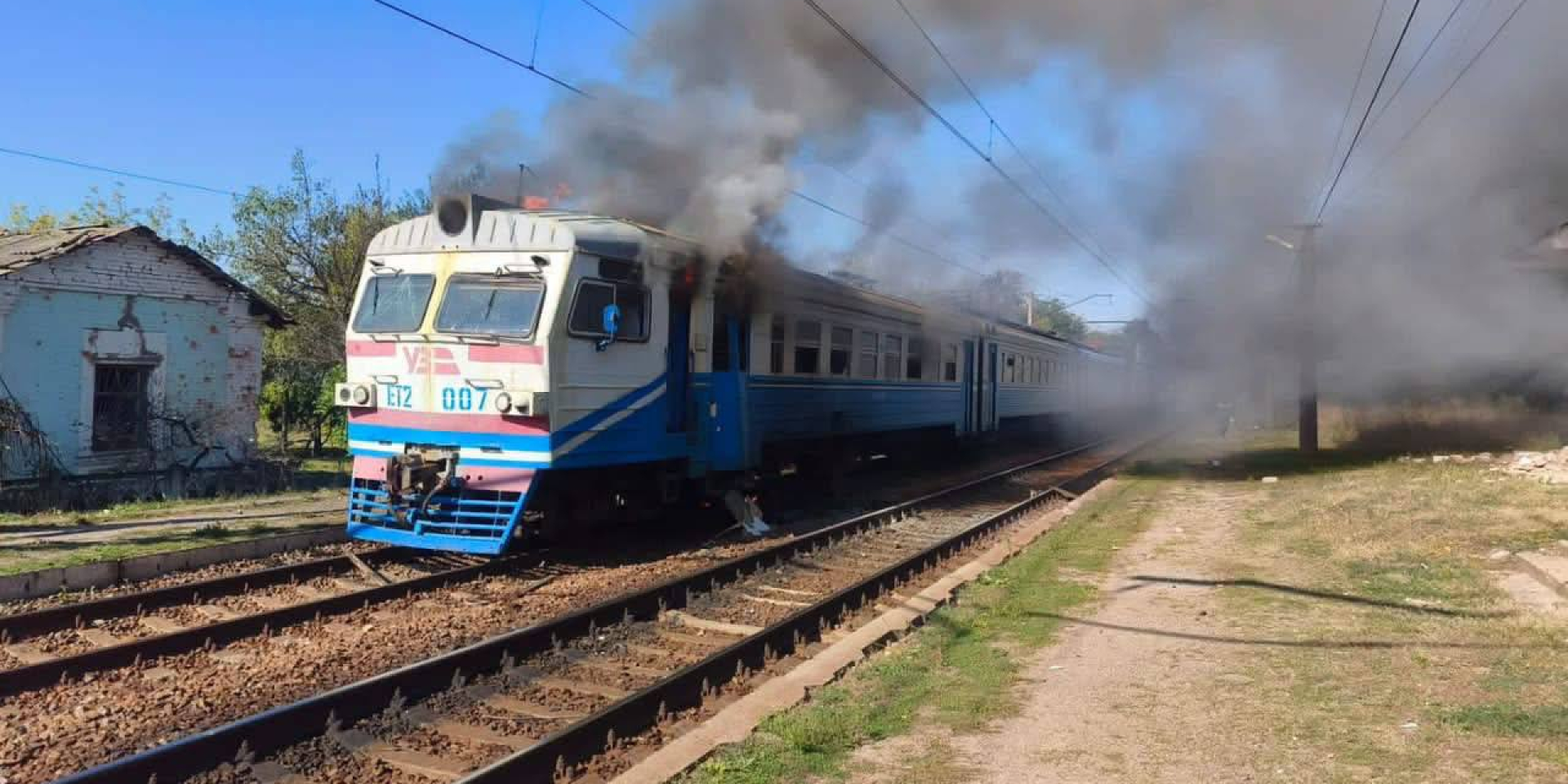 Наслідки російського удару дроном по&nbsp;електропоїзду на&nbsp;Харківщині (Фото: Укрзалізниця)