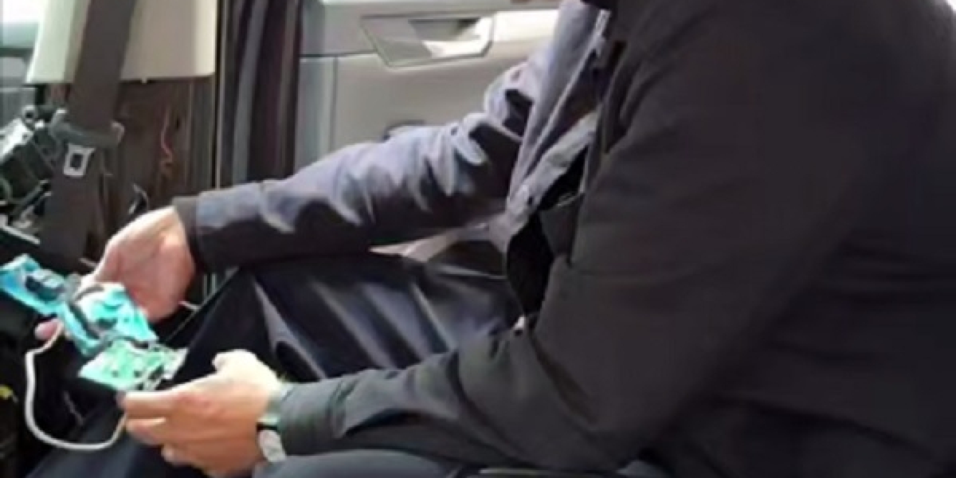 Andriy Sadovyi showed circuit boards with microchips and wires in a video. (Photo: Video screenshot / Andriy Sadovyi / Telegram)