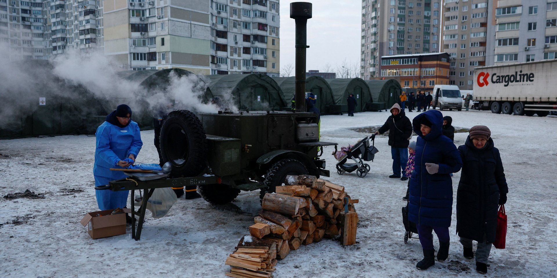 Полевая кухня перед палатками государственного пункта гуманитарной помощи, которые установлены рядом с&nbsp;многоквартирными домами в&nbsp;Киеве, 25&nbsp;января 2026 года (Фото: REUTERS/Valentyn Ogirenko)