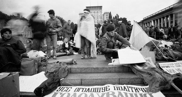 Члени західноукраїнського Студентського братства та східноукраїнського Українського студентського союзу організували акцію разом, щоб ніхто не намагався ділити країну по Дніпру