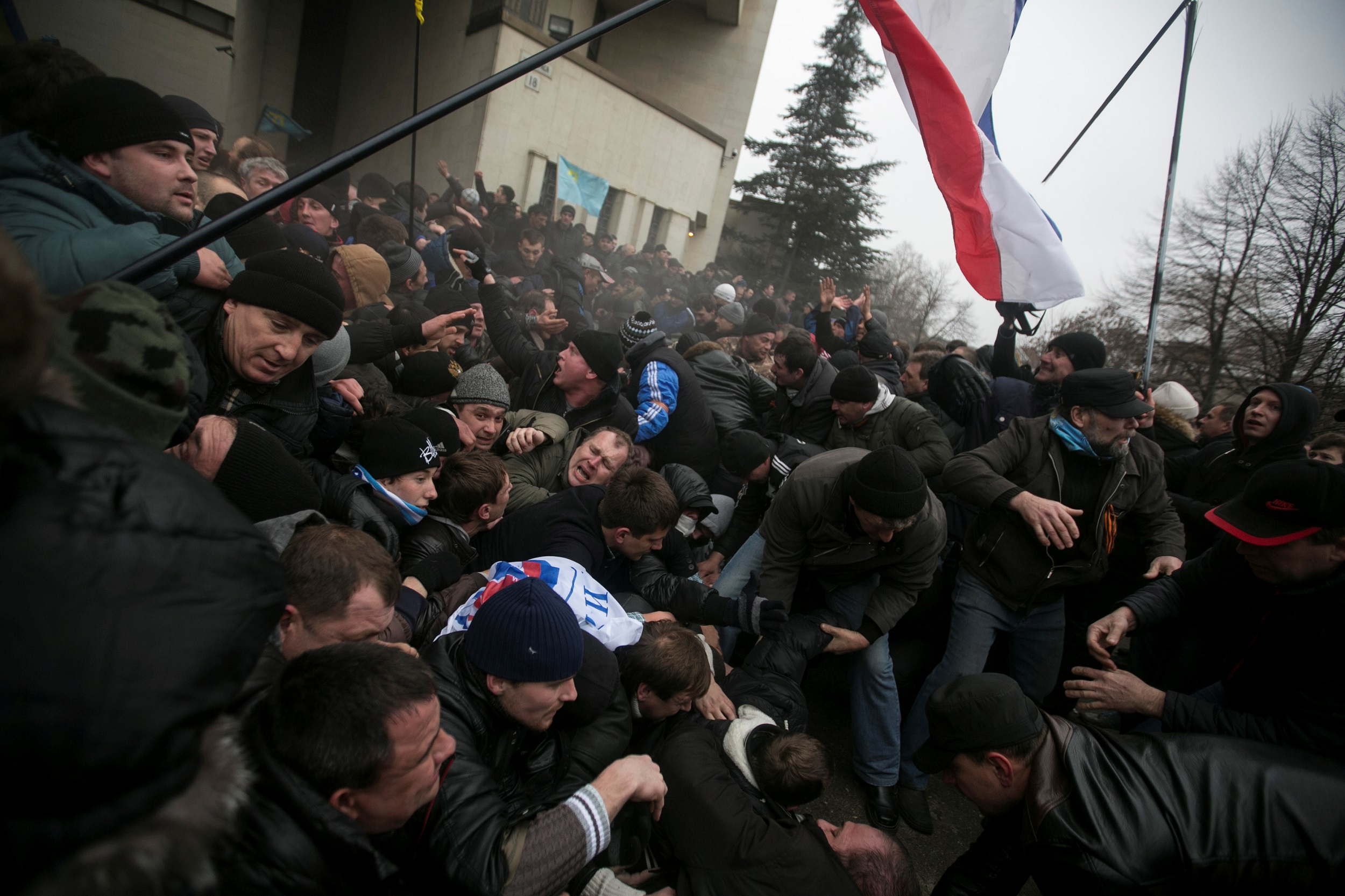 Зіткнення 26 лютого біля Будівлі парламенту в Симферополе (Фото: REUTERS / Baz Ratner / File Photo)