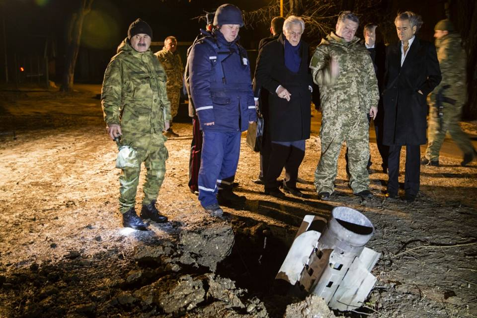 Бернар Анрі-Леві (крайній праворуч, поруч із Петром Порошенком) у Краматорську, лютий 2015 року (Фото: Святослав Цеголко via Facebook)